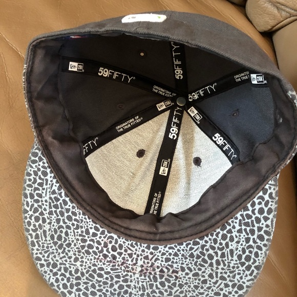 NY, New Era, Fitted 7 1/4, Grey Panel and Patterned Cap, GUC - Picture 8 of 10